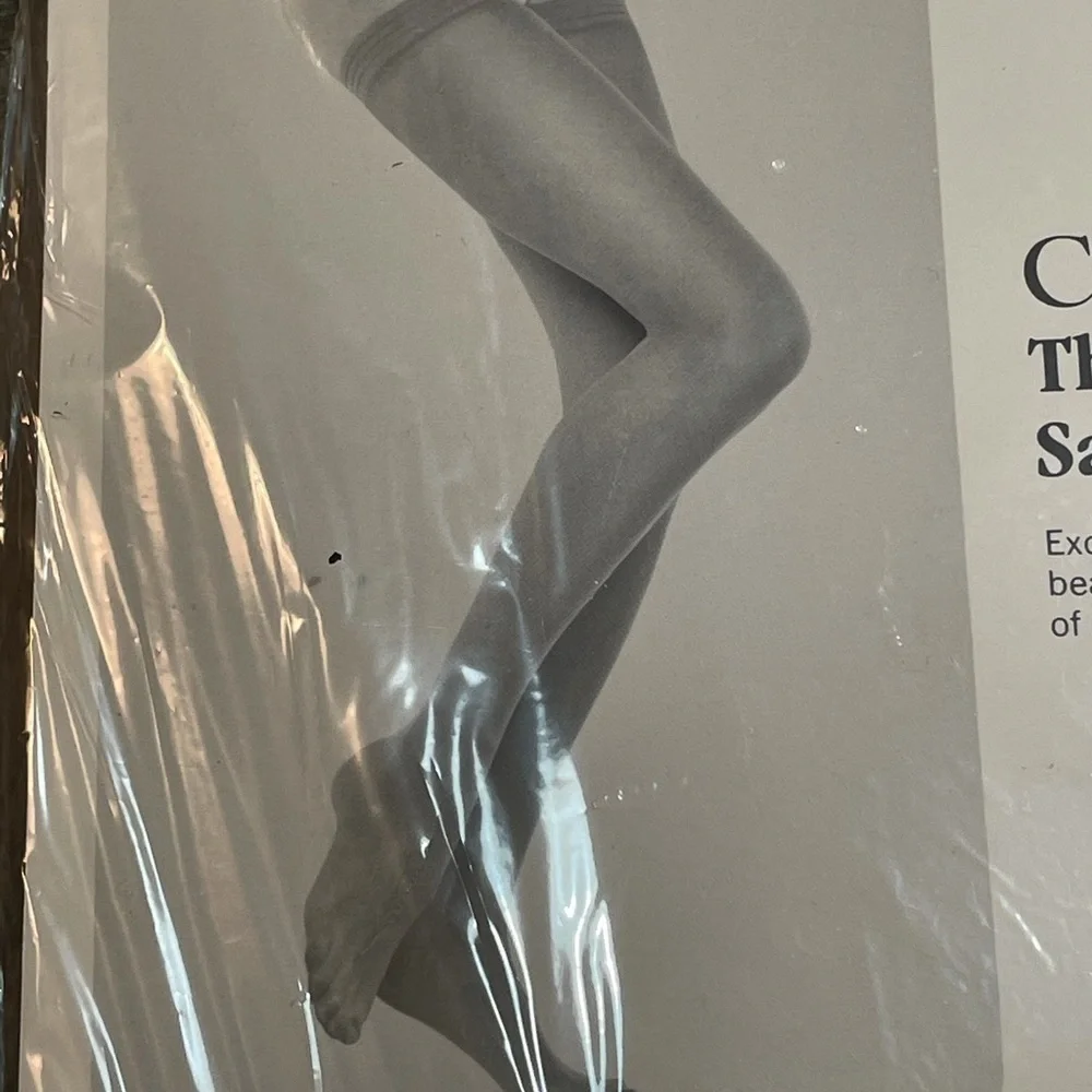Christian Dior Thigh-Hi Sandalfoot Nylon Stockings Alabaster Med/Tall.